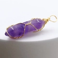 Pendente esagonale in ametista viola naturale con filo dorato su piedistallo bianco - Ametista
