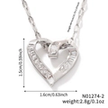 Collar con colgante de corazón plateado con circonitas y medidas de tamaño detalladas - Estilo Corazón Plateado (N01274-2)