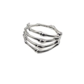 Detailansicht eines silbernen Skelett-Handarmbands mit metallischer Knochenstruktur - Ring/Armband / Silber