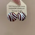 Dettaglio dell'orecchino geometrico tondo con motivo zebrato marrone e perno in argento S925 - Rotondo Motivo Zebra / Argento