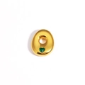 Détail d'un pendentif ovale doré orné d'une pierre précieuse vert émeraude en cœur - Lettre O / Or / Gemme Coeur Vert