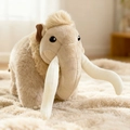Mammut-Plüschtier in Beige und Braun mit Stoßzähnen auf weichem Teppichboden - Milchgelb / 27cm