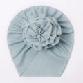 Detail der Baby-Turban-Mütze mit hellblauem Faltenstrick und großem floralem Akzent - Blau