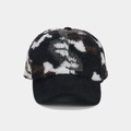 Detail von Camouflage-Lammfell und schwarzem Cord auf dieser Winter-Baseballkappe - Verstellbar / Schwarz-Weiß-Tarnung