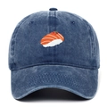 Detail der Lachs-Sushi-Stickerei auf der marineblauen Vintage-Baseballkappe aus Denim - Gewaschenes Navyblau