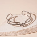 Dettaglio macro del bracciale rigido argento a doppio strato con nodo su pietra - Argento