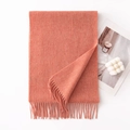 Morbida sciarpa di lana rosso-arancio con frange piegata per il calore invernale - 180x30cm / Arancio Corale (-19)