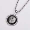 Dettaglio del pendente testa di leone con strass scintillanti e inserto nero su catena a corda - Color Acciaio