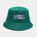 Détail de la broderie QUEEN sur bob vert foncé avec texture étoilée stylée - M (56-58cm) / Vert