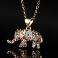 Ciondolo a elefante dorato con zirconi colorati su sfondo nero con riflesso nitido - 01 Ciondolo Elefante Multicolore Solo (Senza Catena)