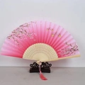 Ventaglio giapponese rosa con fiori di ciliegio, farfalle e nappa rosa su supporto - Articolo in liquidazione 46