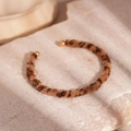 Macro de brazalete de leopardo en piel sintética sobre base de piedra con puntas doradas - 4# Brazalete Abierto de Flocado de Leopardo
