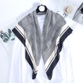 Foulard di seta 90x90cm con motivo pied-de-poule da donna abbinato a una camicia bianca - Nero e Bianco