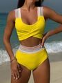 Detalle macro de bikini amarillo de talle alto con tirantes ondulados arcoíris en playa - M / Amarillo