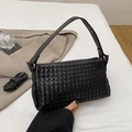 Borsa a tracolla classica intrecciata nera con dettagli oro e ampia tracolla - Nero