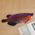 Funda de cojín de pez púrpura de peluche con escamas realistas sobre madera - Funda de Pez Arowana Púrpura (Sin Relleno) / 30cm