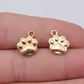 Coppia di ciondoli a zampa dorati su polpastrelli per mostrare la misura 14x12mm - Oro KC