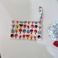 Detalle de bolso de muñeca de algodón con estampados de dibujos animados y correa de transporte - Niño niña