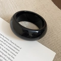 Gedetailleerde macro-opname van de glanzende zwarte hars armband met een spiegelend effect - Spiegel Brede Stijl / Glanzend Zwart (Zwart-Rond)