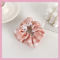 Roze en wit geruite kant scrunchie gepresenteerd op een minimalistische witte tafel - 34# Lotusblad Roze Raster
