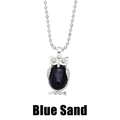 Dettaglio del ciondolo a forma di gufo con pietra Blue Sand e catena argento - Pietra di sabbia blu