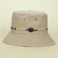 Détail d'un chapeau bob kaki avec œillets métalliques et cordon de serrage sport - M (56-58cm) / Beige