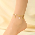Primer plano detallado de la tobillera dorada con dijes de estrella de mar, concha y perla - Estilo de Múltiples Dijes de Vida Marina (KJ4146-SXSJ)