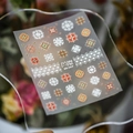 Stickers à ongles bohèmes aux motifs floraux ethniques et bordures en dentelle orange - Style Floral Exotique (MN-181F)
