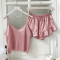 Ensemble de pyjama en satin rose avec caraco et short à volants sur cintre - Rose