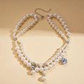 Elegante collar de perlas de varias capas con colgante de circonita y detalles metálicos - Collar-Blanco