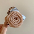 Détail d'une fleur en organza beige et ruban bleu clair sur une pince à cheveux - Pince à Cheveux Fleur Marron