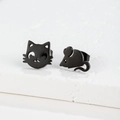 Dettaglio di orecchini asimmetrici in metallo nero con design a traforo di gatto e topo - 177 Gatto e Topo / Nero