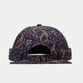 Detalle de la correa ajustable y hebilla de latón en el gorro con estampado paisley - M (56-58cm) / Azul