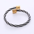 Minimalistisches Edelstahl-Kabelarmreif mit goldenen Endkappen in dreifarbigem Finish - Gedrehtes Kabel Offener Stil / Schwarz Silber Gold