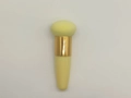 Hellgelber Pilz-Make-up-Schwamm mit goldenem Griff für einen gleichmäßigen Farbauftrag - Gelb