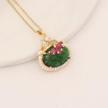 Dettaglio della collana d'oro con pendente di gemma verde ovale e fiocco di cristallo rosso - Verde Scuro