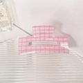 Roze en witte geruite haarklem van acryl op een stijlvolle getextureerde glazen ondergrond - 7.5cm / Roze