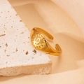 Anello regolabile in acciaio dorato con motivi a sole e spirale su pietra beige - Motivo A Spirale Solare/BJGR0135