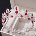 Dettaglio di un diadema d'argento con cristalli rossi e strass in una confezione regalo - Argento Strass Chiari e Rossi