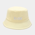 Détail d'un chapeau bob jaune pâle avec broderie blanche DIOK et surpiqûres précises - Jaune
