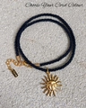 Gouden zon gezicht hanger ketting met zwart koord en roestvrijstalen karabijnsluiting - Zon / Zwart