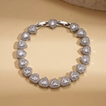 Vista macro del bracciale a maglie a cuore placcato oro 18 carati con zirconi lucidi - Bracciale a Cuore Argento / Argento