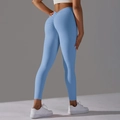 Gros plan sur le pantalon de yoga taille haute bleu ciel avec design fessier froncé - Bleu Moyen