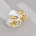 Pendientes de tuerca vintage franceses con hoja de ginkgo dorada y perlas blancas - Dorado
