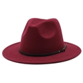 Dettaglio del cappello fedora rosso vino con texture in lana e fascia in pelle nera - Regolabile / Borgogna