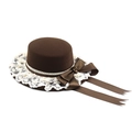 Detailopname van bruine wollen cloche hoed met witte kant en een grote strik op de zijkant - M(56-58cm) / Koffie