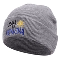 Detail einer grauen Strickmütze mit DAY DRINKING Stickerei und gelber Sonne - Grau / M (56-58cm)
