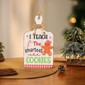 Detail der Holzplakette mit Lebkuchenmann und I TEACH THE SMARTEST COOKIES Zitat - Weiß Keks Weiblicher Stil