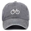 Gros plan détaillé de la broderie vélo sur une casquette en coton gris foncé délavé - Taille unique / Gris