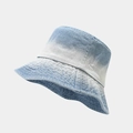 Vista dettagliata del cappello a secchiello in denim lavato azzurro con cuciture parallele - M (56-58cm) / Blu Medio